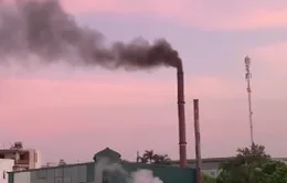 Nhà máy xả khói đen ngay giữa khu dân cư