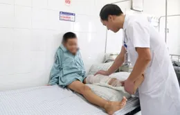 Đắp thuốc không rõ nguồn gốc, bé trai 10 tuổi có nguy cơ không đi lại được