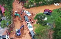 Hà Nội: Nhiều ô tô bị mắc kẹt do đất đá trên núi tràn xuống được ''giải cứu''