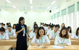 Sinh viên mừng, nhiều trường lo lắng sau việc hoãn tăng học phí đại học