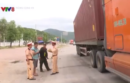 Cảnh sát giao thông Nghệ An tổng kiểm soát, xử lý các vi phạm liên quan đến xe container và xe vận chuyển hành khách