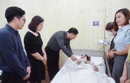 Thăm hỏi học sinh, giáo viên gặp nạn trong vụ cháy chung cư tại Hà Nội