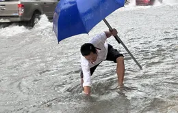Nhiều tỉnh miền Trung mưa lớn, đường phố ngập sâu