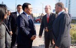 Chủ tịch Quốc hội Vương Đình Huệ thăm cảng BMF Burgas