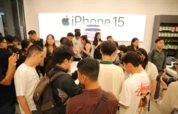 Người dùng Việt nhận iPhone 15 trong đêm