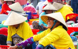 Gần 500 tiểu thương chợ Chồm hổm tại Hậu Giang mặc áo bà ba