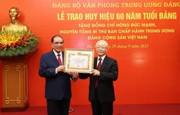 Trao Huy hiệu 60 năm tuổi Đảng tặng nguyên Tổng Bí thư Nông Đức Mạnh