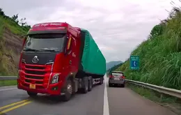 Tước bằng lái tài xế xe container lấn làn, vượt ẩu trên cao tốc Nội Bài – Lào Cai