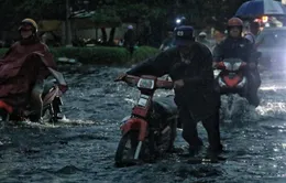 Mưa lớn, nhiều tuyến đường ở TP Hồ Chí Minh, Đồng Nai ngập sâu