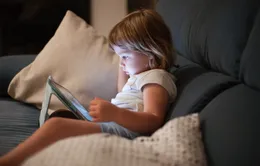 Trẻ em nhìn màn hình điện tử quá sớm có nguy cơ bị chậm phát triển
