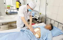 Thủng tá tràng do nuốt phải tăm tre dài 5cm