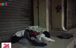 Người "vô gia cư" vứt lại đồ ăn, quần áo cũ, mang bán quà từ thiện