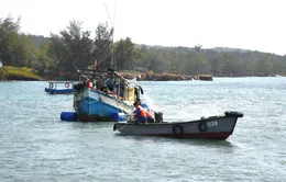Hải quân kéo tàu cá ngư dân ra khỏi vùng mắc cạn