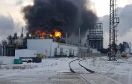 Cháy nhà máy lọc dầu ở Nga