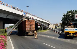 Xe container kéo ngã khung sắt đè trúng xe buýt, hành khách may mắn thoát chết