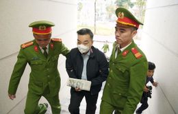 Xét xử vụ Việt Á: Dẫn giải ông Chu Ngọc Anh và ông Nguyễn Thanh Long đến tòa