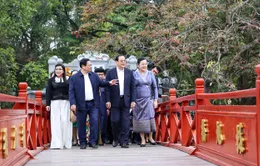 Thủ tướng Phạm Minh Chính, Thủ tướng Lào cùng 2 Phu nhân thăm đền Ngọc Sơn, hồ Hoàn Kiếm