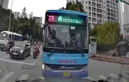 Tài xế xe bus tạt đầu, chèn ép người đi đường