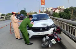 Ô tô tông xe máy trên cầu vượt khiến 2 cô gái văng xuống tử vong