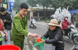 Hà Nội: Công an giúp dân phóng sinh cá chép tại sông Hồng