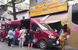 Bến xe hiện đại ế ẩm, xe dù hoạt động nhộn nhịp