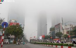 Sương mù nhẹ bao phủ bầu trời thủ đô Hà Nội