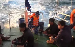 Cứu nạn 7 ngư dân tàu cá Quảng Ngãi bị chìm trên biển