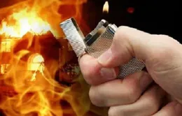 Tài xế xe ôm đổ xăng lên đầu tình địch, đốt giữa quán bia