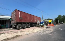 Xe container mất lái lao vào nhà dân khiến nhiều người hoảng loạn