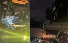 Xe khách va chạm xe tải trên cao tốc Nha Trang- Cam Lâm, 2 người tử vong