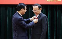 Chủ tịch nước trao Huy hiệu 45 năm tuổi Đảng cho Bí thư Thành ủy TP Hồ Chí Minh