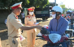 Cảnh sát giao thông Đắk Lắk hỗ trợ người dân về quê đón Tết