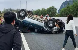 Ô tô chở 8 người lật ngửa trên cao tốc