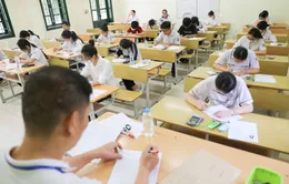 Học sinh và phụ huỵnh Hà Nội thấp thỏm chờ công bố môn thi vào lớp 10