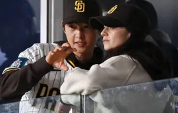 Vợ chồng Song Joong Ki đi xem bóng chày ở Seoul
