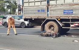 Băng qua đường vào trường, nữ sinh lớp 10 bị xe tải đâm nguy kịch