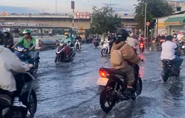 Triều cường gây ngập nhiều tuyến đường ở TP Hồ Chí Minh