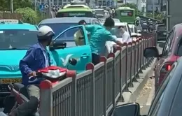 TP Hồ Chí Minh: 2 tài xế taxi và ô tô công nghệ đánh nhau giữa cầu gây náo loạn