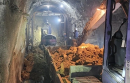 Sạt lở đất đá bịt kín cửa hầm Đèo Cả, đường sắt Bắc Nam tê liệt