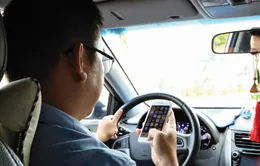 Nhiều người còn thờ ơ với nguy cơ tai nạn khi vừa lái xe vừa dùng điện thoại