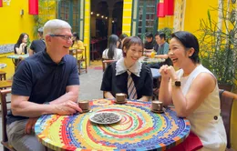 Mẹ con Mỹ Linh - Mỹ Anh háo hức gặp gỡ Tim Cook tại Hà Nội