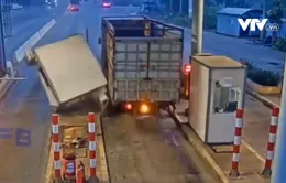 Nguy hiểm xe tải không cài chặt cửa khoang hàng