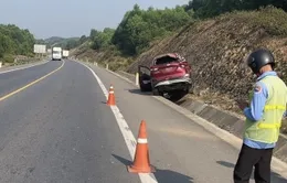 Nhiều ô tô vỡ lốp trên cao tốc Cam Lộ - La Sơn vì mặt đường nóng 60 độ C
