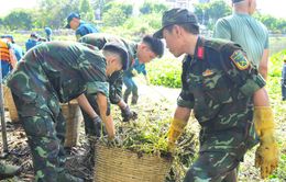 Lực lượng vũ trang TP Hồ Chí Minh chung tay "diệt rác" cùng nhân dân