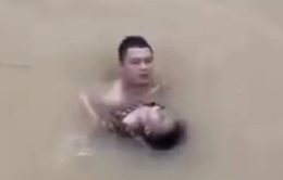Người đàn ông lao xuống sông cứu cháu bé bị đuối nước