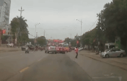 Tước bằng lái tài xế xe bus chạy ngược chiều trên Quốc lộ 1A