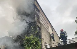 Người đàn ông dũng cảm trèo tường, cứu 2 cô gái thoát đám cháy