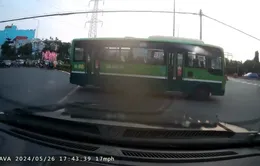 Đình chỉ tài xế xe bus lách luật vượt đèn đỏ