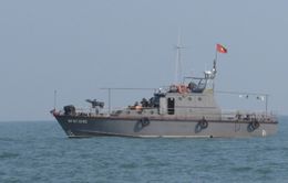 Lốc xoáy đánh chìm 4 tàu cá Quảng Bình, nhiều ngư dân mất tích