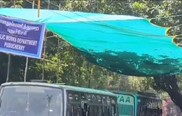 Ấn Độ chăng bạt chống nắng ở điểm chờ đèn giao thông